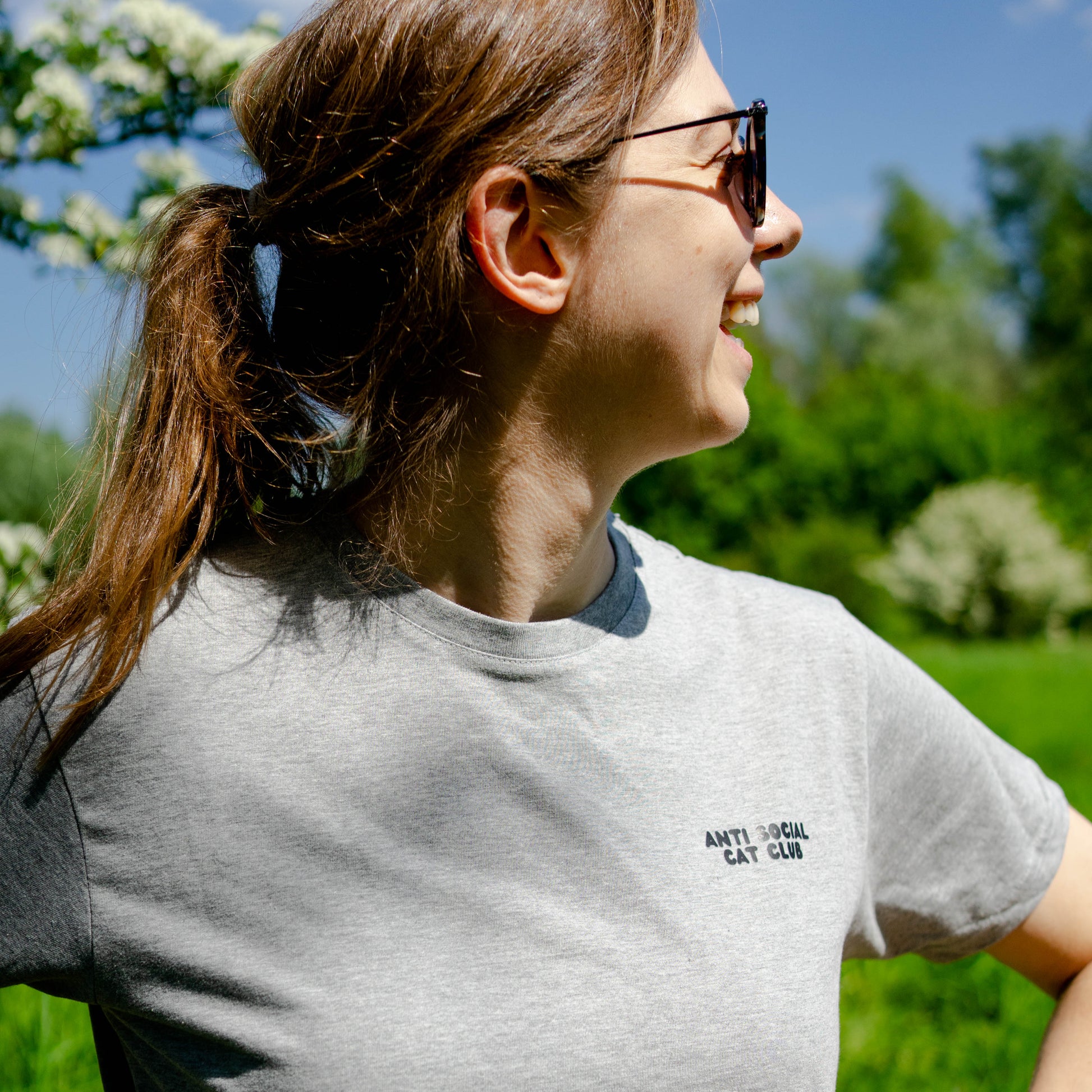 Zacht katoenen T-shirt in lichtgrijs met borstprint ‘Anti Social Cat Club’. Ademend en casual voor elke dag.