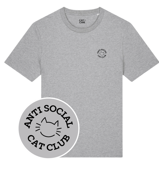 Detail van opschrift ‘Anti Social Cat Club’ op lichtgrijze t-shirt