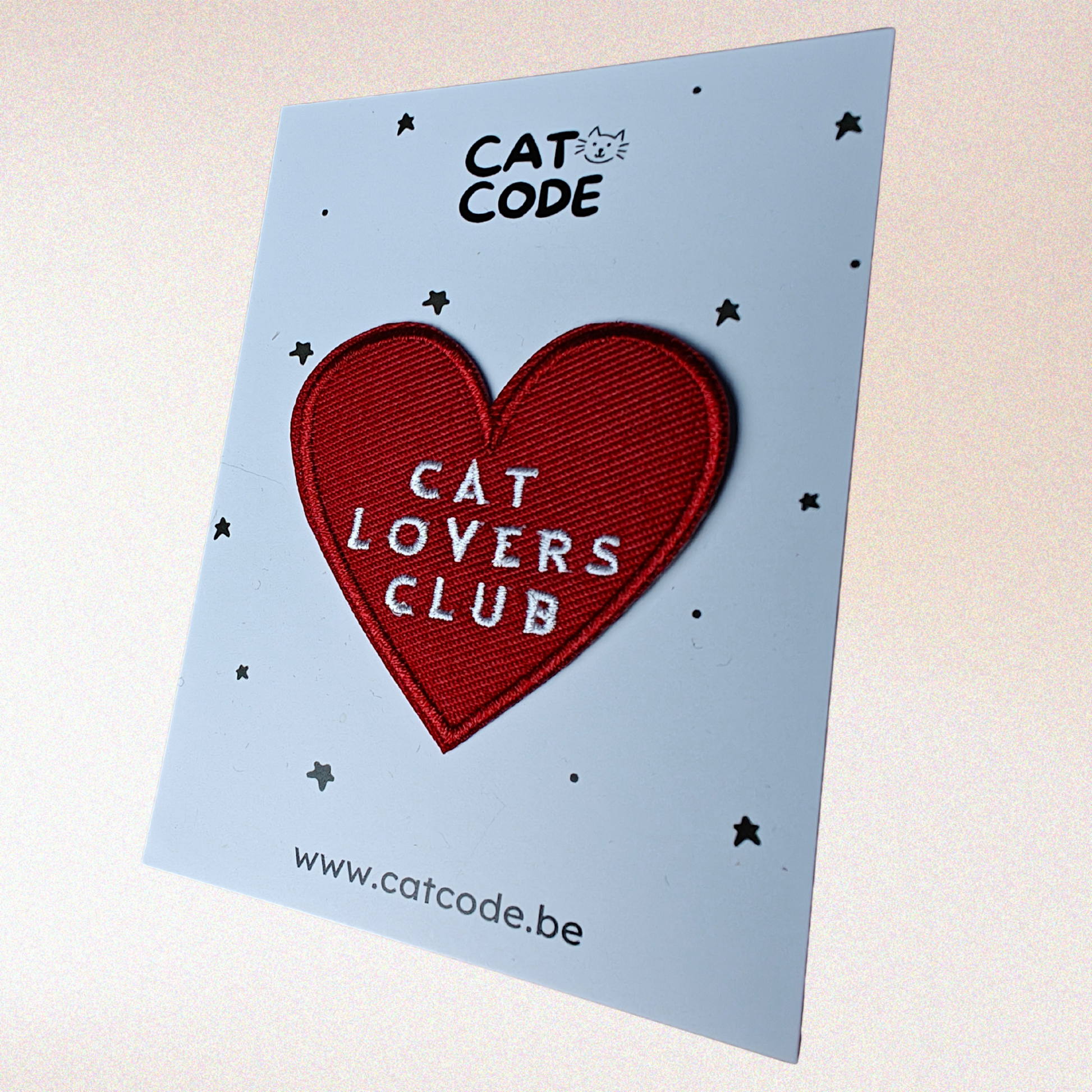 Rode hartvormige patch met witte tekst ‘Cat Lovers Club’ – perfect voor kattenliefhebbers en DIY projecten