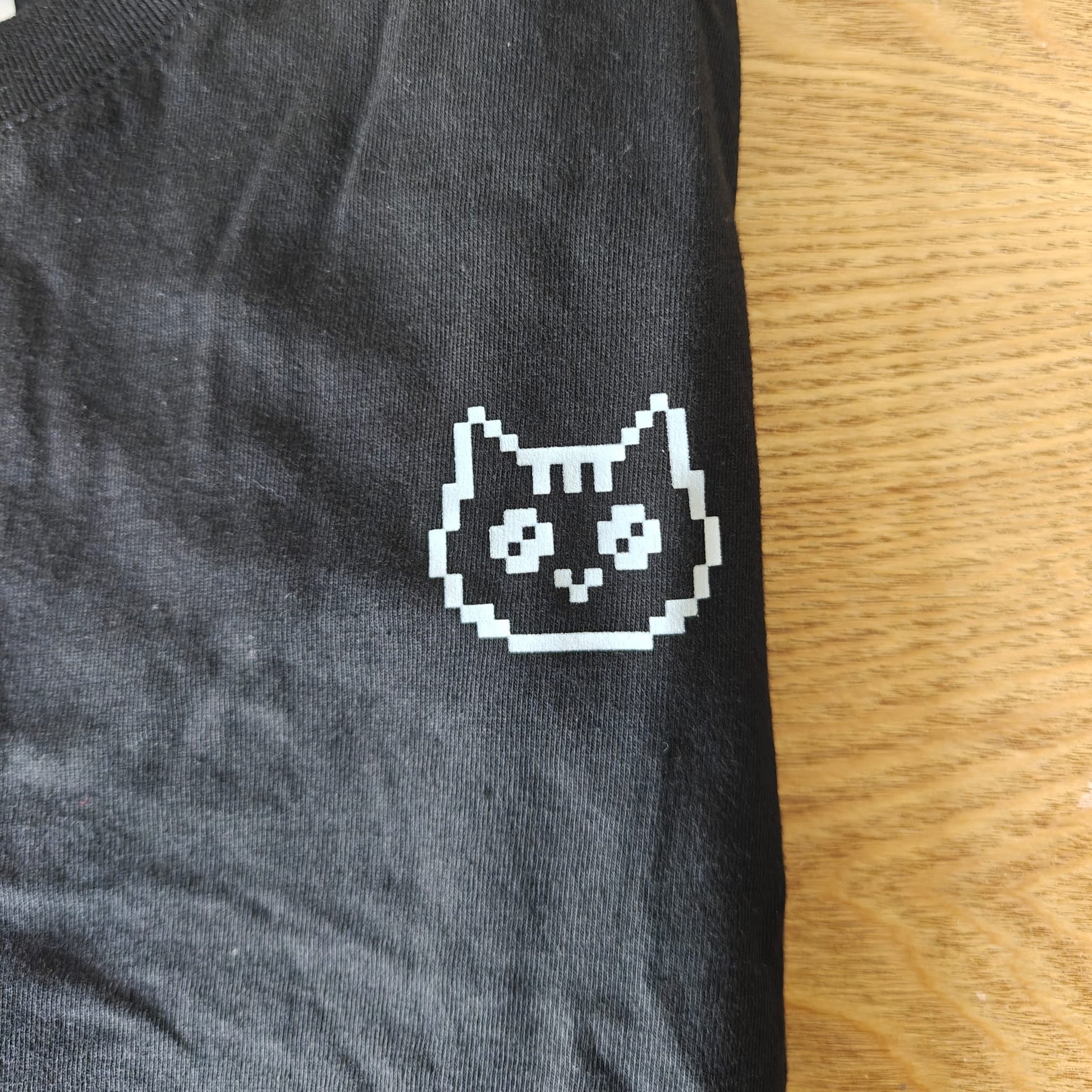 Zwarte tshirt met een pixel cat hoofd 