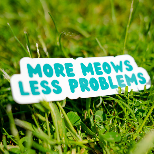 Sticker voor de kattenfans dat leest, more meows less problems-gras