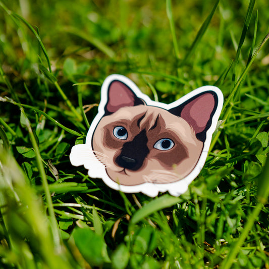 Sticker van een siamese kat met een mysterieus en stijlvol design, perfect voor kattenfans
