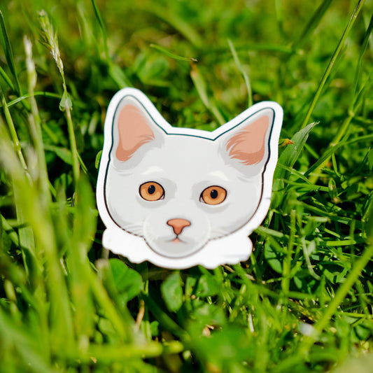 Sticker van een witte kat met een mysterieus en stijlvol design, perfect voor kattenfans
