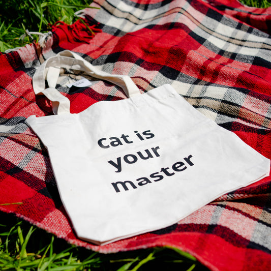 Totebag met de tekst “Cat Is Your Master”, een knipoog naar kattengedrag