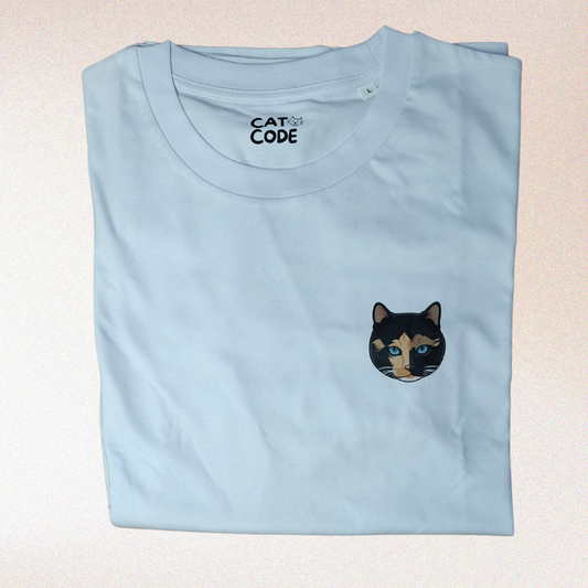 Witte t-shirt met geprinte afbeelding van tricolor kat, tegen roze achtergrond