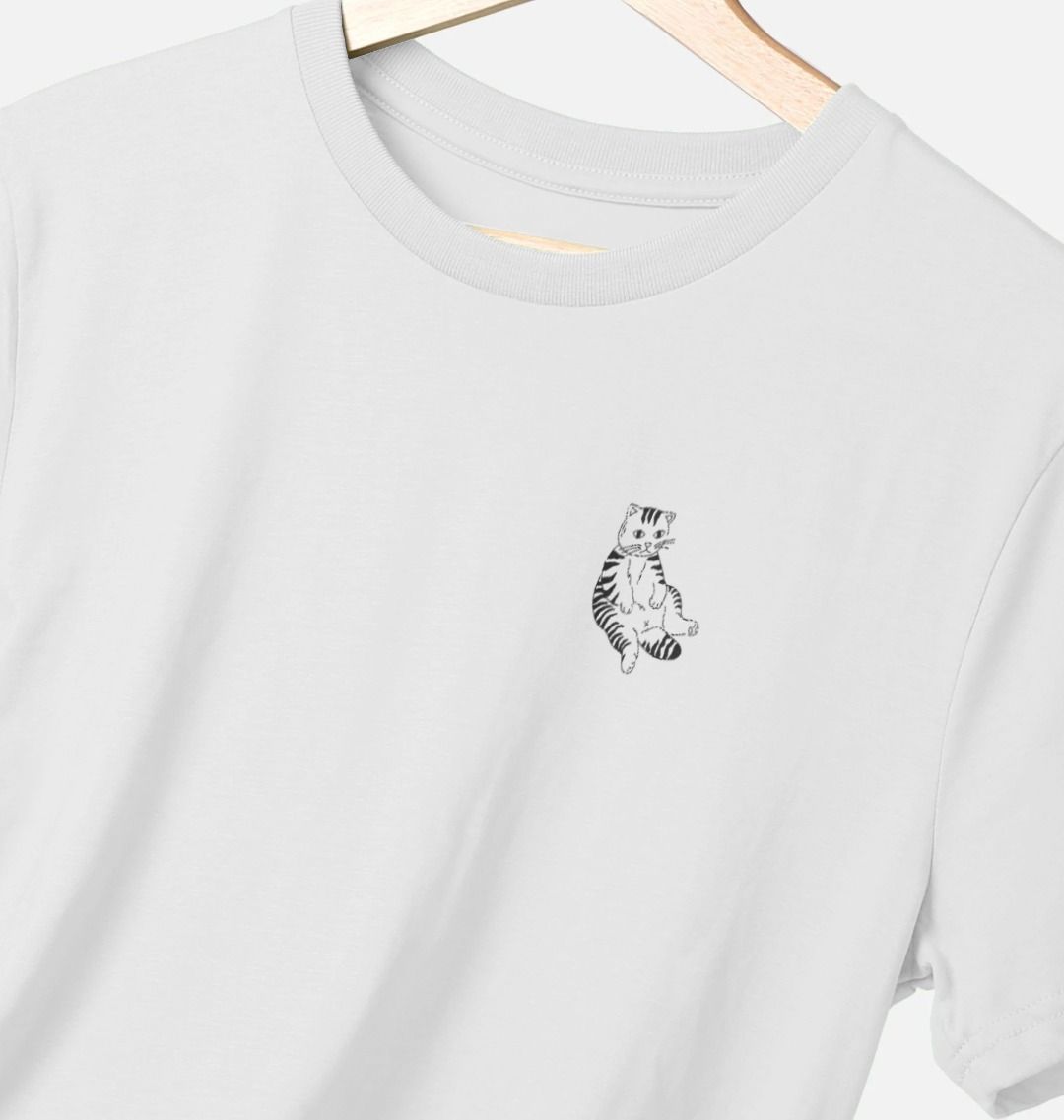 Unisex T-shirt met een subtiel en schattig design van een gestreepte kat die goed aan het chillen is. Een minimalistisch en warm ontwerp dat perfect is voor wie houdt van comfort en katten.