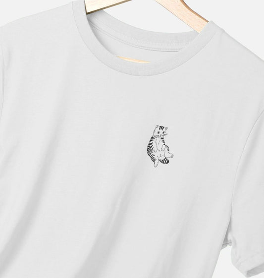 Unisex T-shirt met een subtiel en schattig design van een gestreepte kat die goed aan het chillen is. Een minimalistisch en warm ontwerp dat perfect is voor wie houdt van comfort en katten.