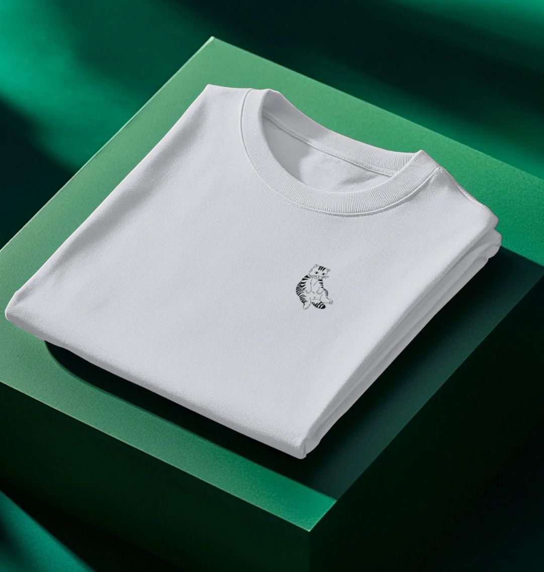 Unisex T-shirt met een subtiel en schattig design van een gestreepte kat die goed aan het chillen is. Een minimalistisch en warm ontwerp dat perfect is voor wie houdt van comfort en katten.