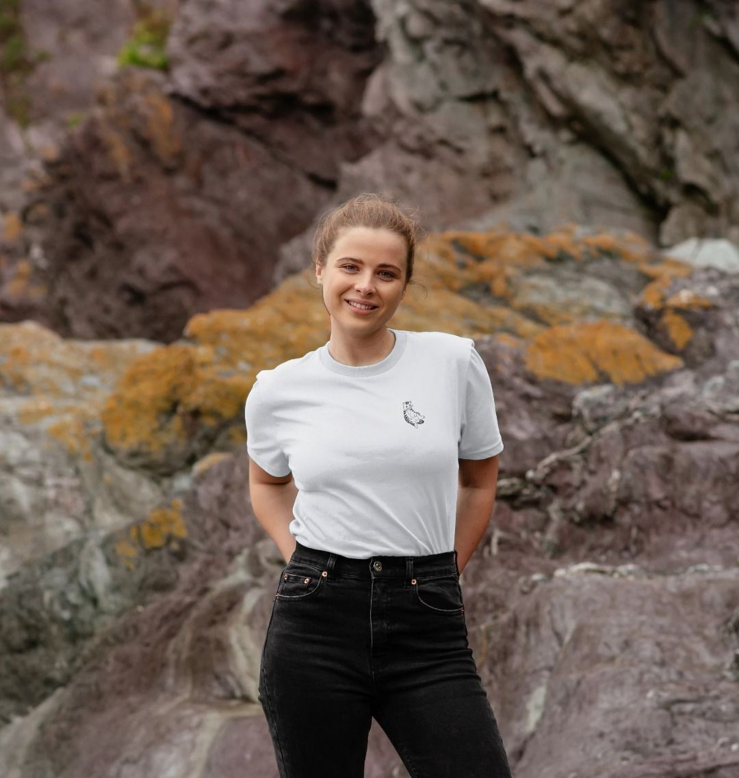 Unisex T-shirt met een subtiel en schattig design van een gestreepte kat die goed aan het chillen is. Een minimalistisch en warm ontwerp dat perfect is voor wie houdt van comfort en katten.