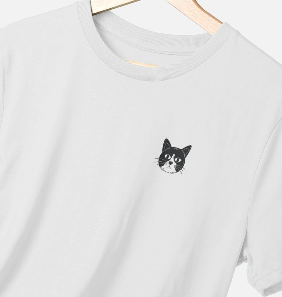 Wit unisex T-shirt met unieke katten print voor- en achterkant. Gemaakt van biologisch katoen, comfortabel en duurzaam.