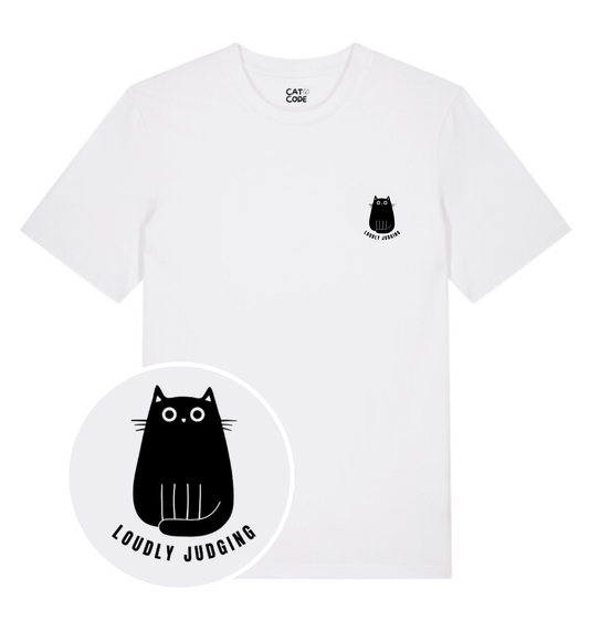 Detail van tekening van kat met opschrift ‘Loudly Judging’ op witte t-shirt.