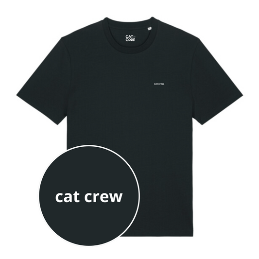 Detail van het witte opschrift ‘Cat Crew’ op zwarte katoenen t-shirt.