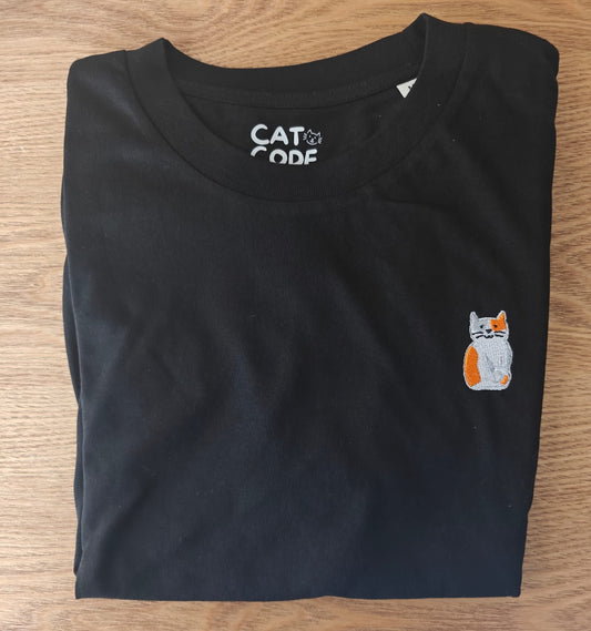 Detail van geborduurde ros/witte kat op zwarte katoenen t-shirt.