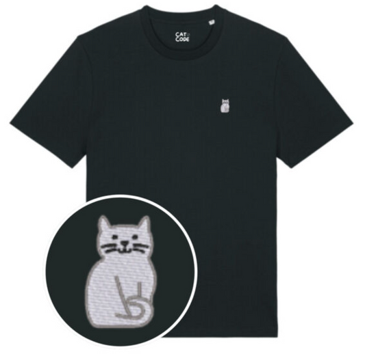 Detail van geborduurde witte kat op zwarte katoenen t-shirt.